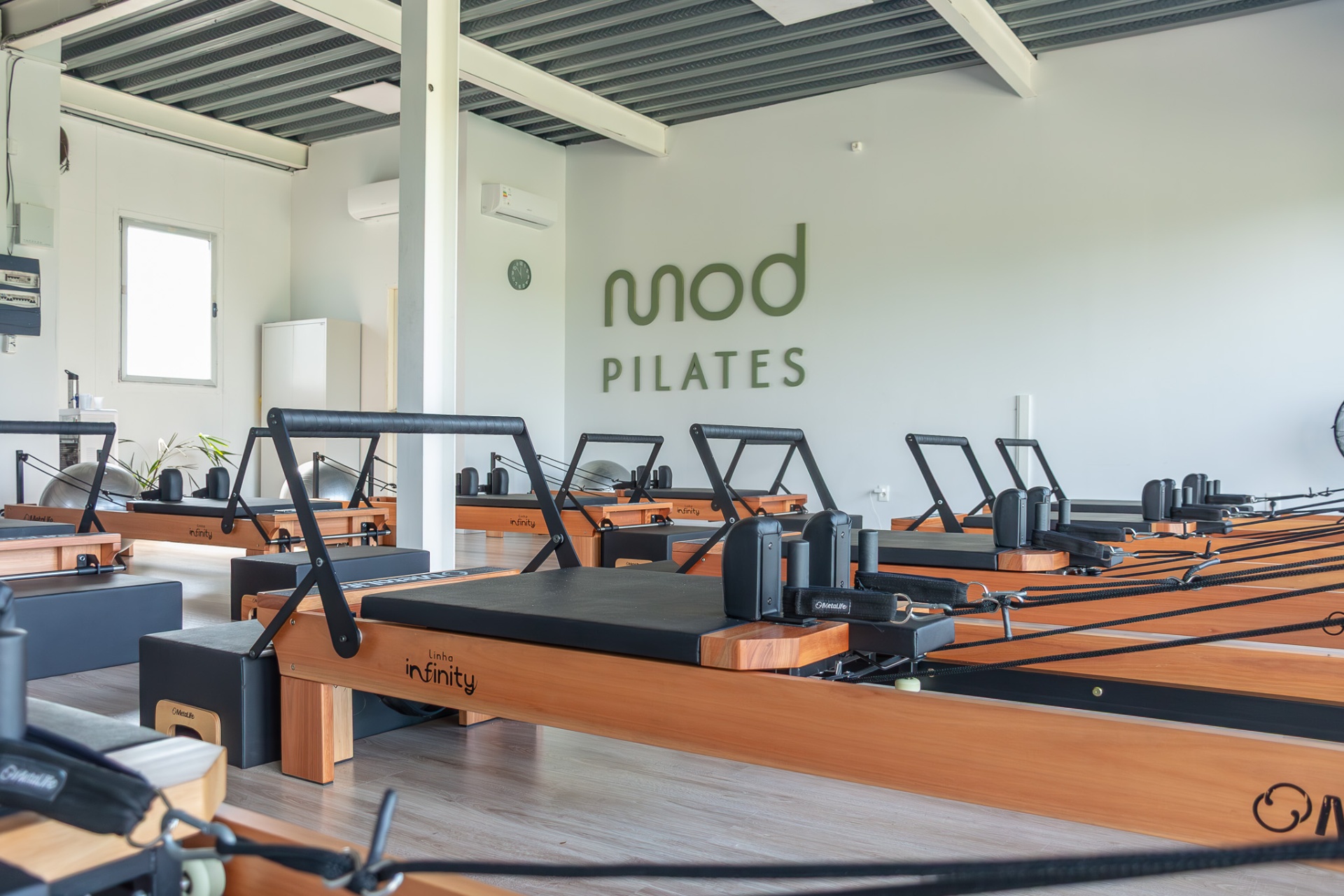 Interior del estudio Mod Pilates con reformers y luz natural