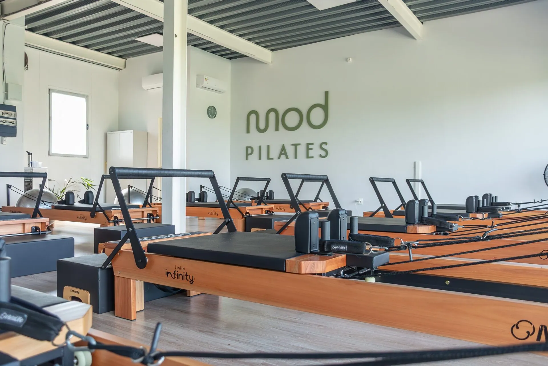 Interior del estudio Mod Pilates con reformers y luz natural